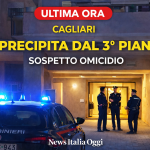 Carabinieri davanti a un palazzo a Cagliari dopo la morte di una donna precipitata dal terzo piano
