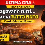 Casello autostradale finto in India con auto in fila e truffatore che conta soldi