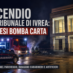 Incendio davanti al Tribunale di Ivrea di notte con vigili del fuoco e carabinieri dopo esplosione nel parcheggio