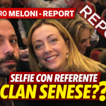 Giorgia Meloni in una foto del 2019 durante un evento politico a Milano accanto a un uomo poi indicato come presunto referente del clan Senese