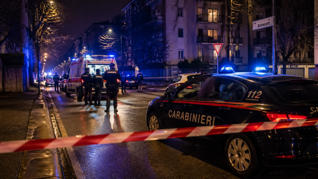 Carabinieri e ambulanza in via Amoretti a Milano durante intervento notturno per aggressione a un 14enne