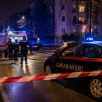 Carabinieri e ambulanza in via Amoretti a Milano durante intervento notturno per aggressione a un 14enne