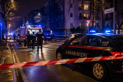 Carabinieri e ambulanza in via Amoretti a Milano durante intervento notturno per aggressione a un 14enne