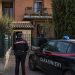 Carabinieri davanti a un’abitazione a Castel Maggiore dopo un caso di omicidio-suicidio