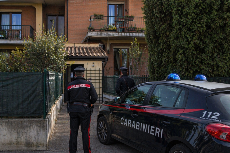 Carabinieri davanti a un’abitazione a Castel Maggiore dopo un caso di omicidio-suicidio