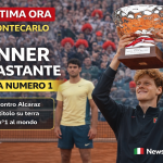 Jannik Sinner solleva il trofeo a Montecarlo dopo la vittoria contro Alcaraz e il ritorno al numero 1 del mondo