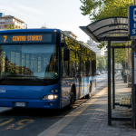 Autobus urbano alla fermata del bus in una città italiana durante il giorno