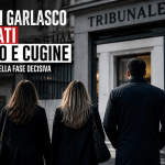 Persone di spalle entrano in tribunale per interrogatorio sul delitto di Garlasco