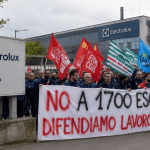 Sciopero dei lavoratori Electrolux davanti allo stabilimento di Porcia contro il piano da 1700 esuberi