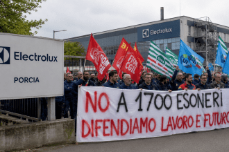 Sciopero dei lavoratori Electrolux davanti allo stabilimento di Porcia contro il piano da 1700 esuberi