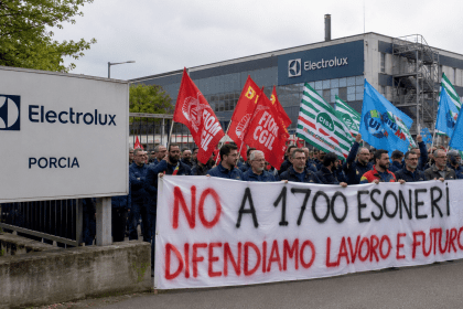 Sciopero dei lavoratori Electrolux davanti allo stabilimento di Porcia contro il piano da 1700 esuberi