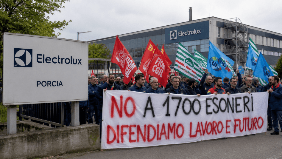 Sciopero dei lavoratori Electrolux davanti allo stabilimento di Porcia contro il piano da 1700 esuberi