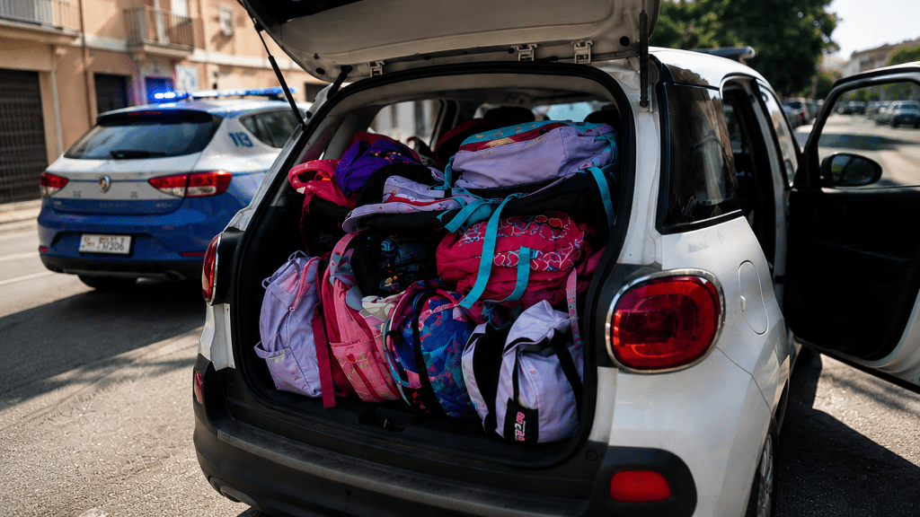 Fiat 500L con bagagliaio pieno di zaini scolastici durante controllo della polizia a Palermo