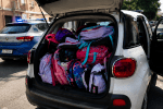 Fiat 500L con bagagliaio pieno di zaini scolastici durante controllo della polizia a Palermo