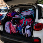 Fiat 500L con bagagliaio pieno di zaini scolastici durante controllo della polizia a Palermo