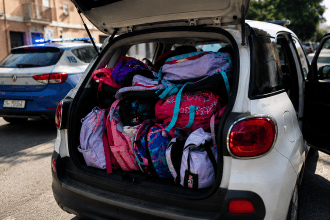 Fiat 500L con bagagliaio pieno di zaini scolastici durante controllo della polizia a Palermo