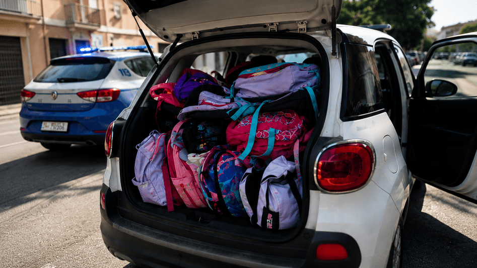 Fiat 500L con bagagliaio pieno di zaini scolastici durante controllo della polizia a Palermo