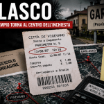 Grafica giornalistica sul caso Garlasco con scontrino del parcheggio e atmosfera investigativa senza volti reali