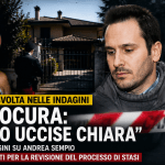 Grafica giornalistica sul caso Garlasco con silhouette maschile, scena investigativa e titolo sulle indagini chiuse per Andrea Sempio