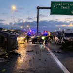 Incidente sull’A9 a Lomazzo con auto ribaltata e soccorsi dei vigili del fuoco all’alba