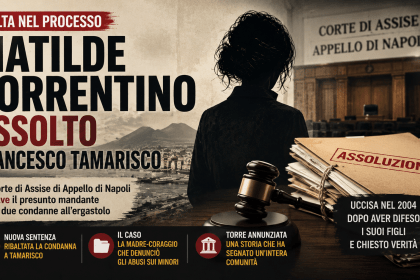 Grafica giornalistica sul caso Matilde Sorrentino con aula di tribunale e figura femminile in silhouette