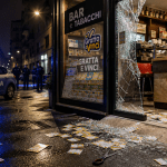 Scena di un bar a Milano dopo il tentato furto di gratta e vinci, con intervento della polizia