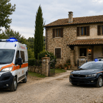 Polizia e ambulanza davanti a una casa di campagna durante un intervento delle forze dell’ordine