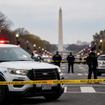 Forze dell’ordine a Washington vicino al Washington Monument dopo spari nei pressi della Casa Bianca