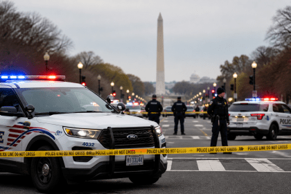 Forze dell’ordine a Washington vicino al Washington Monument dopo spari nei pressi della Casa Bianca