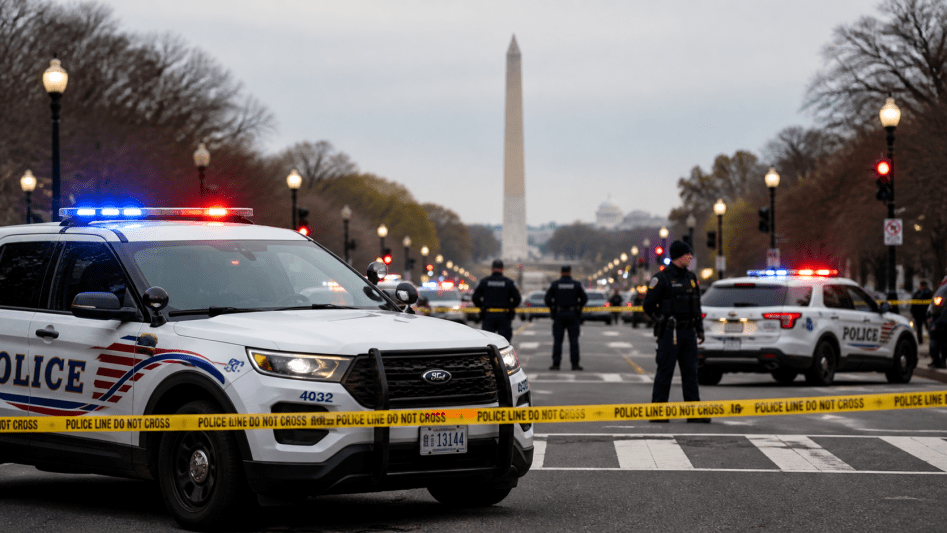 Forze dell’ordine a Washington vicino al Washington Monument dopo spari nei pressi della Casa Bianca