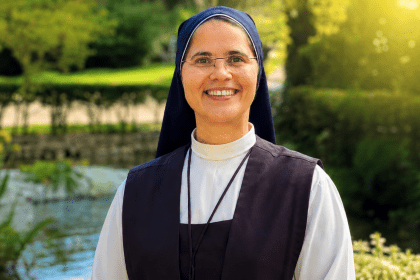 Suora carmelitana sorridente protagonista della tragedia avvenuta a Catania durante il tentativo di salvare alcune consorelle in mare