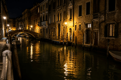 Canale di Venezia di notte con riflessi delle luci sull’acqua, scena della tragedia del giovane annegato a San Polo