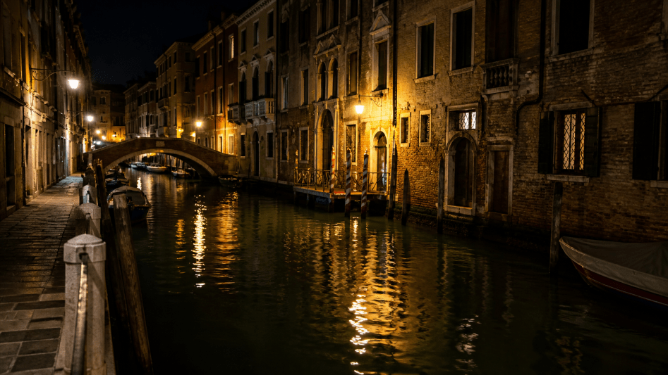 Canale di Venezia di notte con riflessi delle luci sull’acqua, scena della tragedia del giovane annegato a San Polo